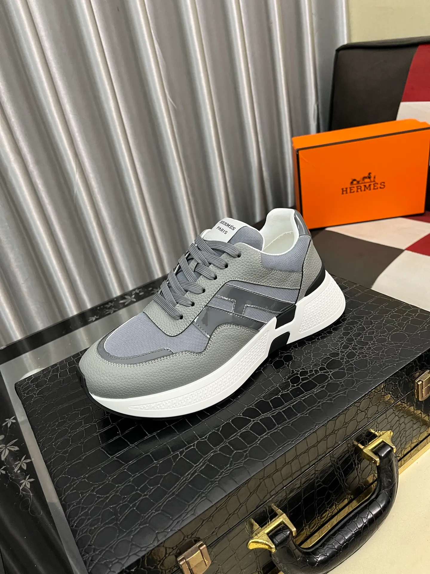 Men's shoes 💰540⌚️⌚️HERMES/Hermès Hugo thick-soled sneakers, casual men's shoes, these sneakers are made of imported first-layer cowhide leather and breathable mesh design. The contrasting color design creates a dynamic and modern shape. The front end of the toe is decorated with natural-color rubber inlays, which is novel and fashionable. The texture is incomparable, with cowhide lining and cowhide foot pads, the upper foot is comfortable and breathable, and the rubber sole is decorated with geometric patterns and iconic "H" details. A very personal one! Size: 38-44